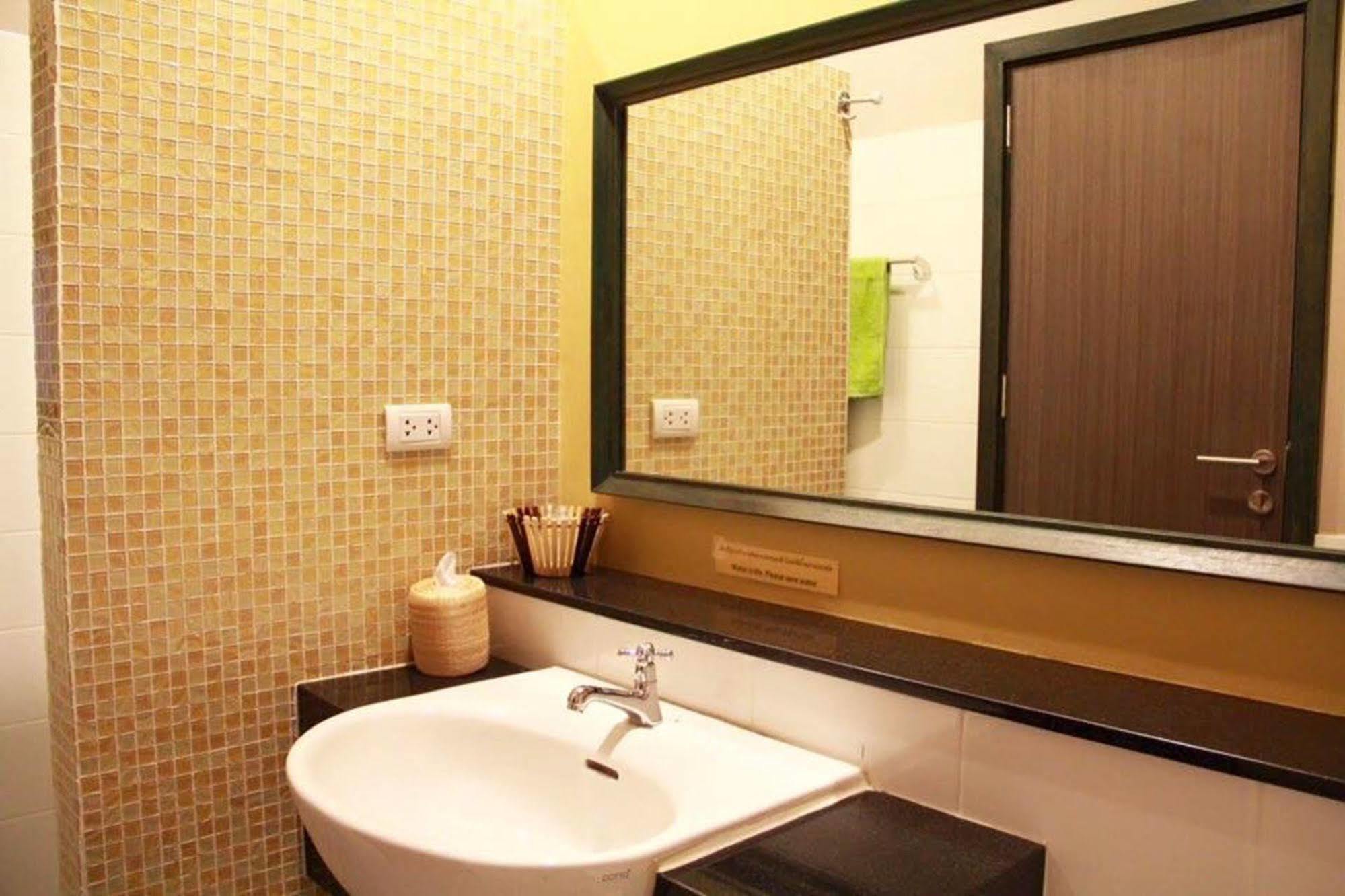 Готель Mulberry House Pak Thong Chai Екстер'єр фото